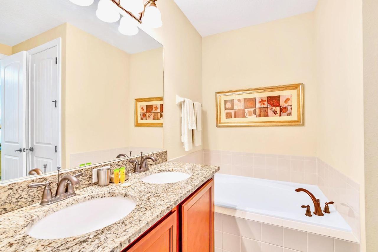 Huge 10 Bdr Family House With Arcades And Free Pool Heat Near Disney オーランド エクステリア 写真